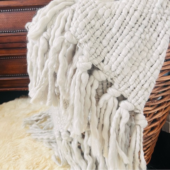 Z-GAILERIE Handwoven Throw Blanket 50”x60”.